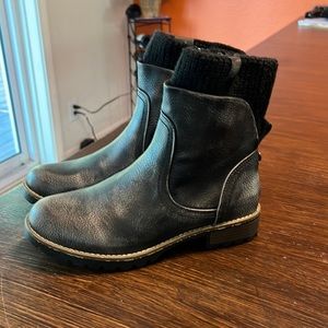 Muk Luks size 10 distressed black boot with memory foam insole.